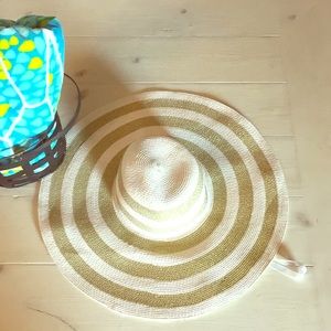 Wide brim fashionable floppy hat